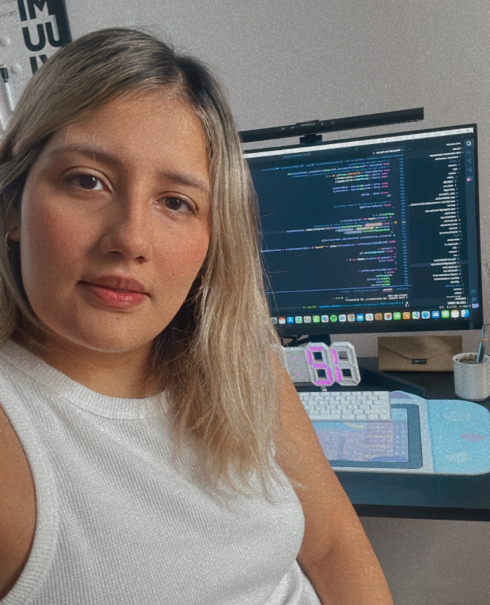 Tatiana Saucedo en su escritorio